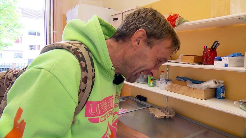 Stephan (44) hat seit Kurzem wieder ein festes Dach über dem Kopf und ist weiterhin eifrig dabei, seine neue Wohnung einzurichten. Da wird das Bürgergeld schnell knapp. – Bild: RTLZWEI