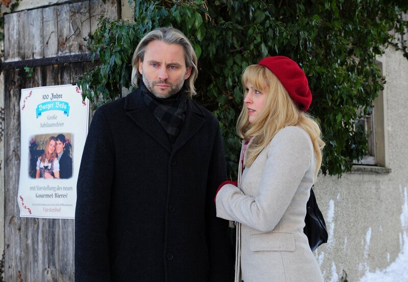 Michael (Erich Altenkopf) entschuldigt sich bei Rosalie (Natalie Alison) für sein schlechtes Benehmen ihr gegenüber. – Bild: ARD/​Ann Paur