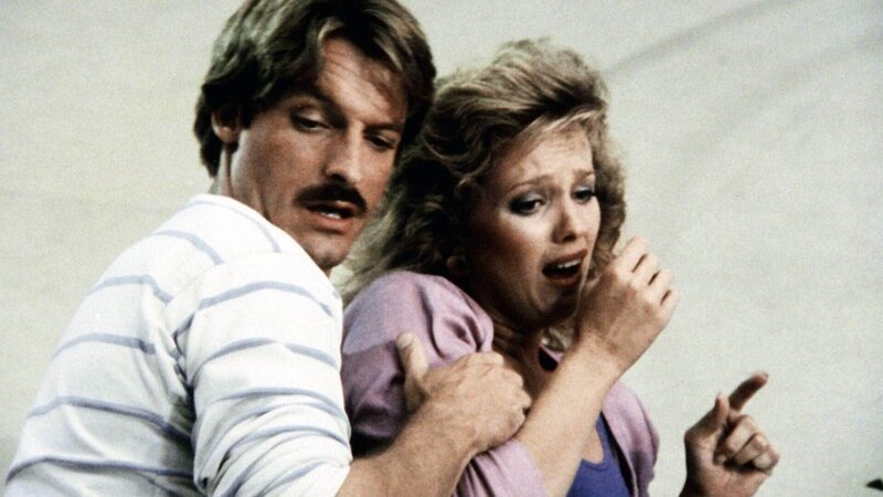 Nur um Haaresbreite hat Cody (Perry King) und die Miss-Kandidatin Charleen (Kelly Ann Conn) vor einem Mordanschlag bewahrt. – Bild: (c) RTL Crime