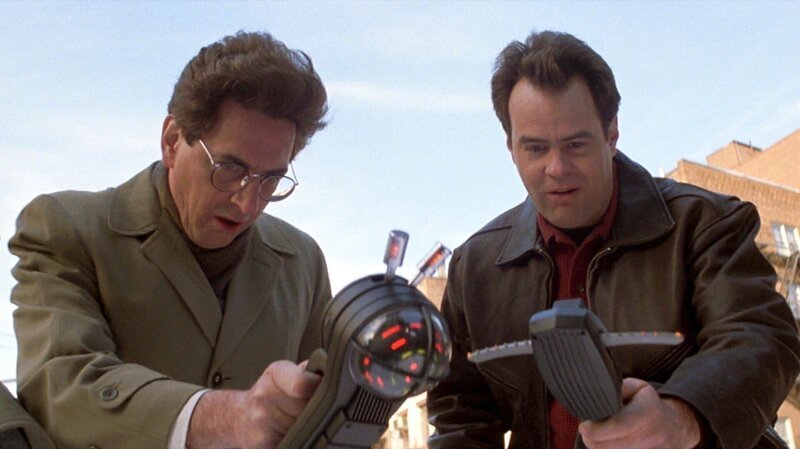 Spengler (Harold Ramis, li.) und Venkman Stantz (Dan Aykroyd, re.) untersuchen die Abwasserkanäle – Bild: RTL II