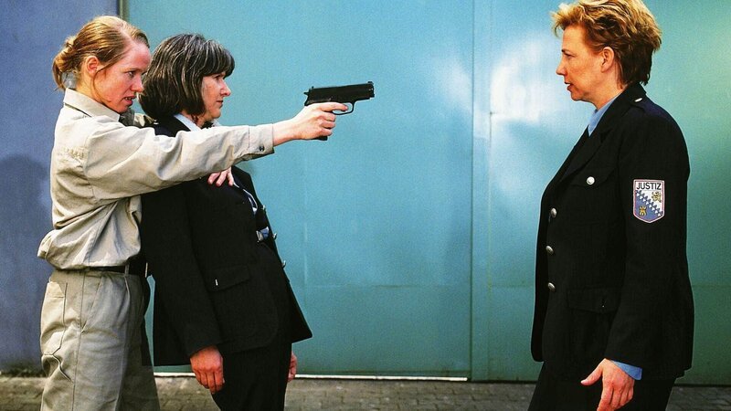 Silke (Judith von Radetzky, re.) schiebt Strafdienst an der Schleuse, als Renate (Marion Reuter, li.) sich – mit Jutta (Claudia Loerding) als Schutzschild – den Weg in die Freiheit erkämpfen will. – Bild: RTL