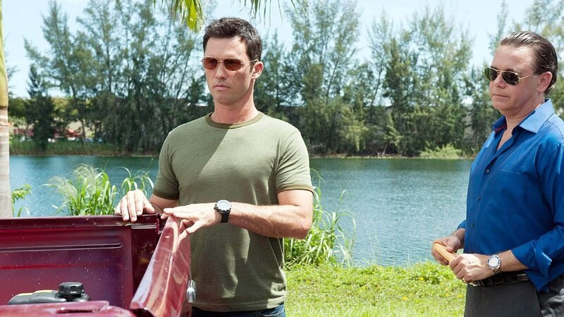 Michael Westen (Jeffrey Donovan, l.) hilft seinem ehemaligen Nachbarn, denn dessen Cousin wird seit längerem von dem zwielichtigen Lynch (Spencer Garrett) umgarnt. – Bild: RTL /​ USA Network