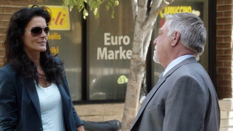 Bei einer Schießerei auf offener Straße wird ein Mann getötet. Bei diesem handelte es sich jedoch um einen Auftragkiller … wer jagt wen? Det. Jane Rizzoli (Angie Harmon, l.) und Det. Vince Korsak (Bruce McGill) untersuchen den Tatort. – Bild: VOX