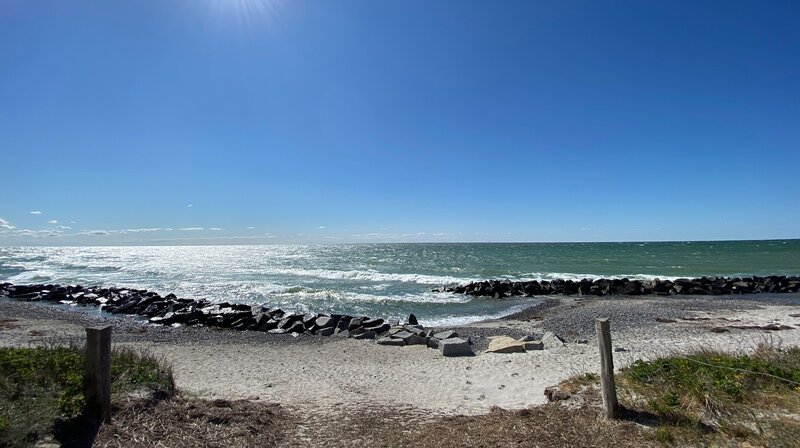 Wind, Wasser, Strand und Licht. Danach sehnen sich die Hiddensee-Fans. – Bild: NDR/​Steffen Schneider