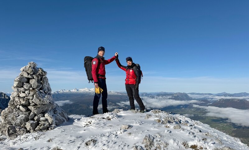 Klaus Jäger und Stefanie Maier am Gipfel. – Bild: ORF/​Markus Raich
