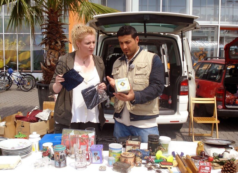 Trödel-Experte Sükrü und Linda versuchen einige der alten Sachen an den Mann zu bringen. – Bild: RTL II