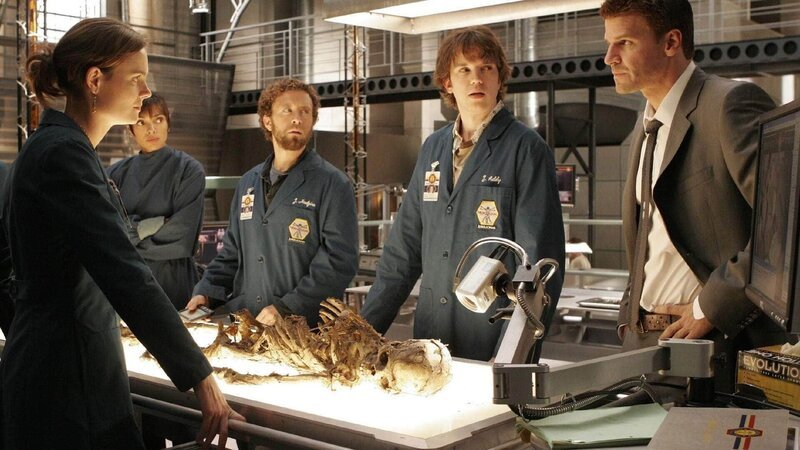 In einem Waldstück wird die stark verweste Leiche eines jungen Mädchens gefunden. Nach eingehender Untersuchung wird (v.l.) Brennan (Emily Deschanel), Cam (Tamara Taylor), Hodgins (T.J. Thyne), Zack Addy (Eric Millegan) und Booth (David Boreanaz) klar, dass es sich um die Tat eines alten Bekannten handeln muss, den Serienkiller Howard Epps, der seit sieben Jahren im Gefängnis sitzt und auf seine Hinrichtung wartet. Hat er draußen einen Komplizen? – Bild: TVNOW /​ FOX