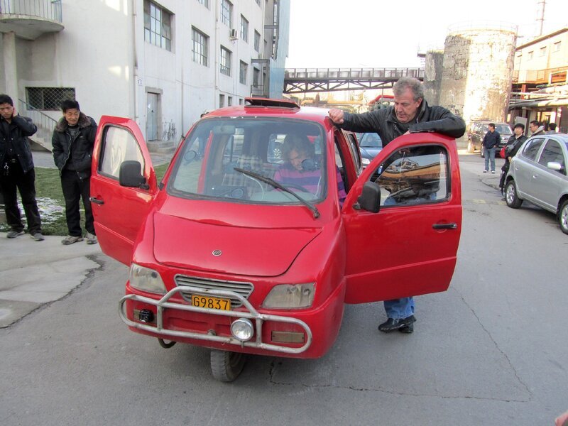 James May (im Auto) und Jeremy Clarkson begutachten in Peking einen LIFAN 150 ZH. – Bild: RTL NITRO /​ BBC Worldwide