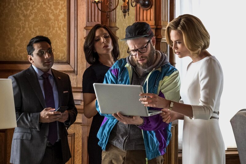 (v.l.n.r.) Tom (Ravi Patel); Maggie Millikan (June Diane Raphael); Fred Flarsky (Seth Rogen); Charlotte Field (Charlize Theron) – Bild: PLURIMEDIA (SND /​ Point Grey Pictures /​ Denver and Delilah Productions /​ Good Universe)