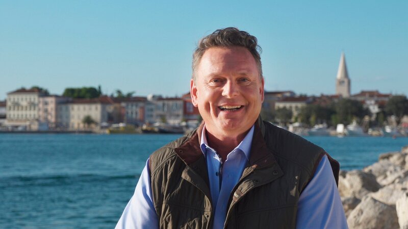 Ein Land wie eine einzige Foto- und Filmkulisse – das ist Istrien: malerische alte Orte, versteckte Buchten, wilde Berge, sanfte Hügel und ringsum das kristallklare Wasser der Adria. Moderator Axel Bulthaupt begegnet einer Region mit vielen Seiten. Er ist auf Abenteuerfahrt unterwegs an der Küste und besucht Orte, die auch im sommerlichen Ferientrubel noch ihren Jahrhunderte alten Charme bewahren. – Bild: ZDF und MDR.