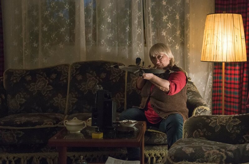 Olga Kruschwitz (Carmen-Maja Antoni) in ihrer Hausmeisterwohnung auf Burg Schwanitz. – Bild: MDR/​Anke Neugebauer