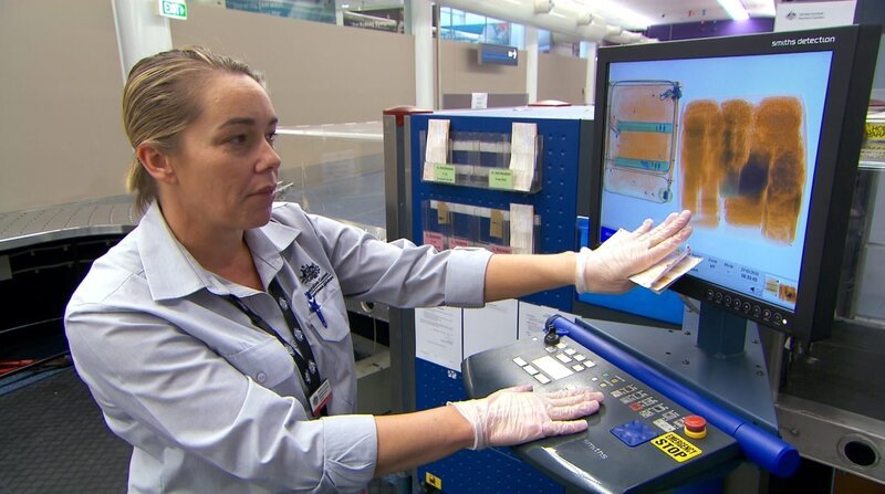 Um Verstöße am Flughafen Melbourne zu vermeiden, haben die Zollbeamten alles im Auge, was ungewöhnlich erscheint – Bild: Seven Productions 2017 Lizenzbild frei