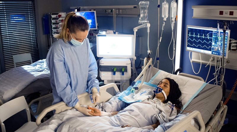 Inka Heuser (Katharina Behrens, l.) kann endlich zu ihrer Tochter Luise (Luna Schaller, r.). Sie legt ihr einen Glücksbringer in die Hand. – Bild: ARD/​Daniel Anderson