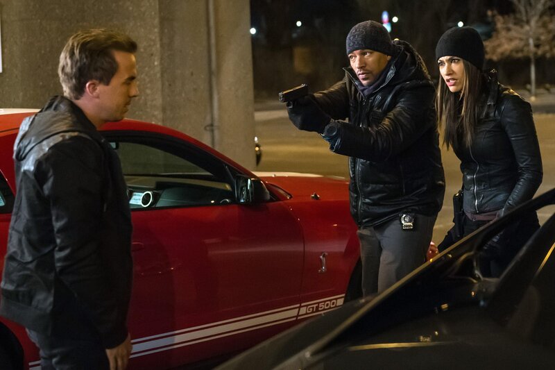Bei den Ermittlungen in einem neuen Mordfall stoßen Billy (Laz Alonso, M.) und Meredith (Janina Gavankar, r.) auf Frankie Muniz (Frankie Muniz, l.). Doch was hat er damit zu tun? – Bild: Warner Bros. Entertainment, Inc.