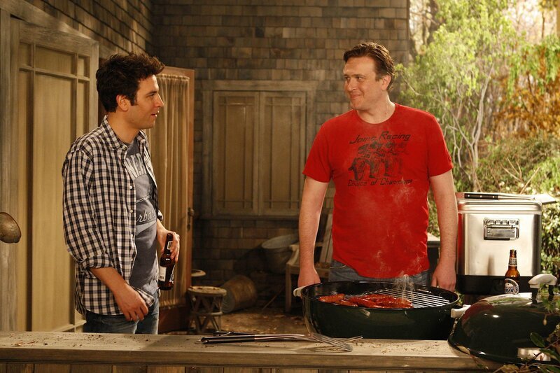 Vor den Toren von New York präsentiert Ted (Josh Radnor, l.) seinen Freunden seine neue Errungenschaft – ein Haus. Doch Lily, Robin, Barney und Marshall (Jason Segel, r.) sind anfangs total entsetzt, denn das traute Heim ist eine Bruchbude … – Bild: © 20th Century Fox International Television