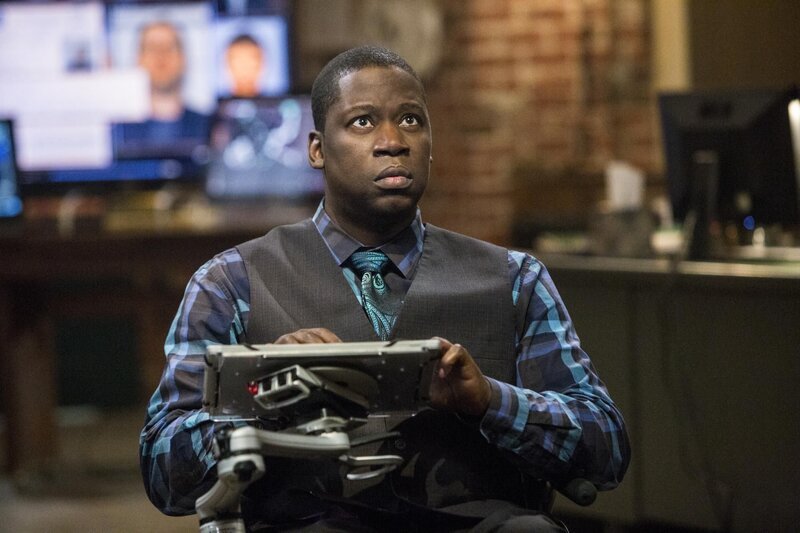 Bei den Ermittlungen stoßen Patton Plame (Daryl Mitchell) und seine Kollegen auf eine Mordwaffe, die in Verbindung mit zwei ungelösten Fällen steht … – Bild: CBS Broadcasting, Inc. All Rights Reserved