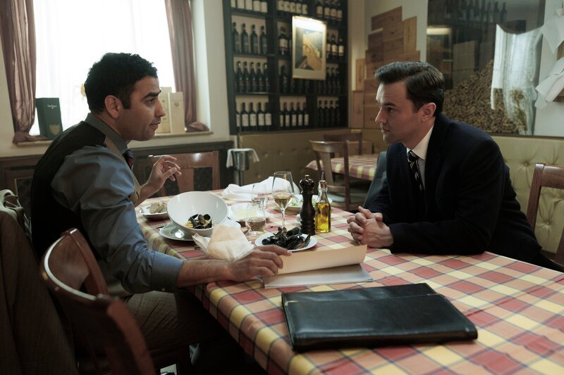 Sven Lebert (Nils Strunk, r.) präsentiert Syed Akram (Waj Ali, l.) eine neue Investmentidee, aber der ist nicht interessiert. – Bild: ZDF und Frédéric Batier