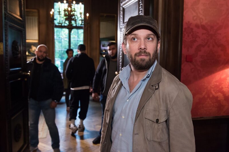 Christians (Bild) Freundin Emily ist am Boden zerstört, als sie erfährt, dass sie doch nicht schwanger ist. Um das Trauma zu verarbeiten, besuchen die beiden eine Selbsthilfegruppe und das Verhängnis nimmt seinen Lauf … – Bild: maxdome /​ ProSieben /​ André Kowalski