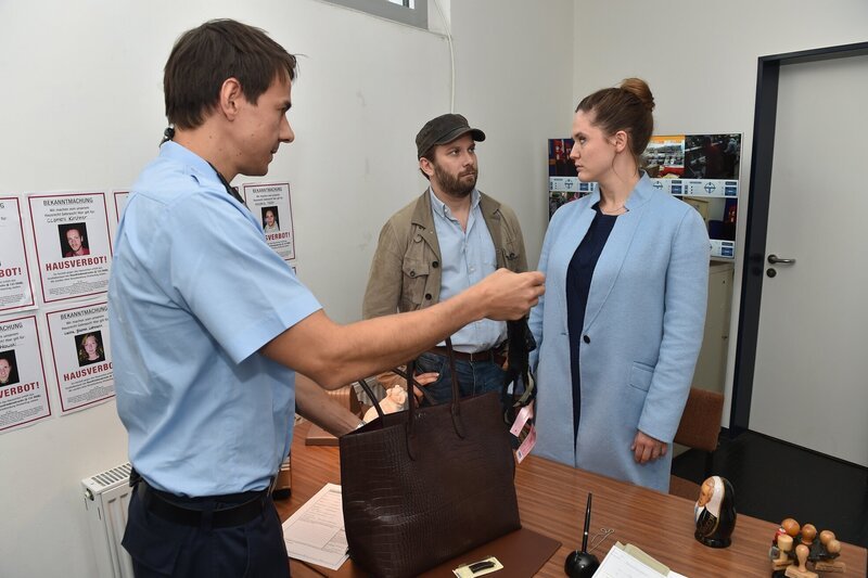 Christian (M.) ist fassungslos, als er erfährt, dass Emily (r.) klaut und schleift sie zur Psychologin – das wird Emily auf der Beerdigung von Phelines Vater jedoch zum totalen Verhängnis … – Bild: maxdome /​ ProSieben /​ André Kowalski