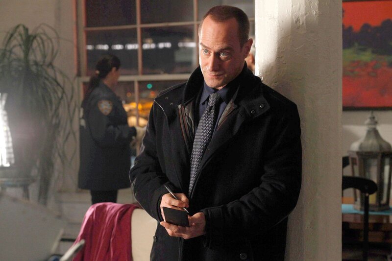 Detective Elliot Stabler (Christopher Meloni) notiert sich am Tatort jedes Detail. Eine Mitarbeiterin einer Weinhandelsfirma wurde vergewaltigt und ermordet. Doch hat der Täter ihr auch büschelweise die Haare ausgerissen? – Bild: RTLup