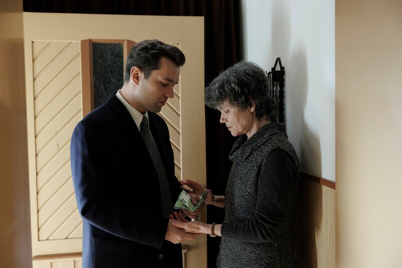Sven Lebert (Nils Strunk) gibt seiner Mutter Else (Beatrice Bergner) Geld. – Bild: ZDF und Frédéric Batier