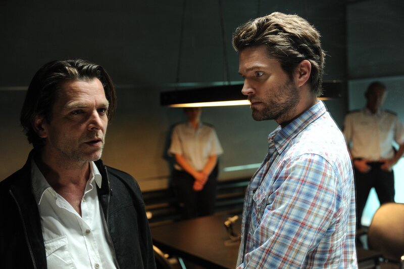 Jo Stoll (Peter Ketnath) nimmt Daniel Sperber (Jörg Pintsch) in die Mangel. Daniel Sperber kann nicht verstehen, warum er verdächtigt wird – er hat doch ein wasserdichtes Alibi. – Bild: ZDF/​MARKUS-FENCHEL