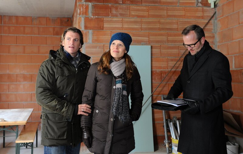Der Makler berät Sebastian und Annalena. Von links: Sebastian Wildner (Herbert Ulrich), Annalena Brunner (Heidrun Gärtner) und der Makler (Falk Rössler). – Bild: BR/​Marco Orlando Pichler