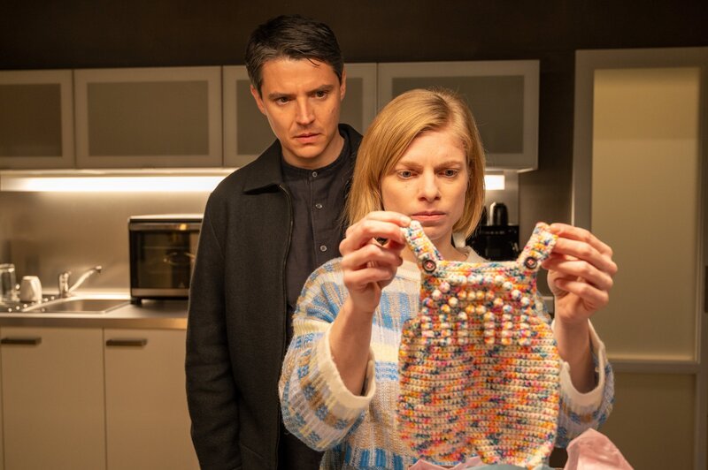 Nicht nur im Fall an der ermordeten Hebamme Saskia Drechlser wird sich auf bevorstehende Geburten vorbereitet – auch im Privatleben des IT-Spezialisten Rico Sander (Benjamin Strecker) und seiner Freundin Amelie Thalheim (Janina Agnes) dreht sich alles um potenziellen Zuwachs … – Bild: MARKUS_FENCHEL /​ ZDF