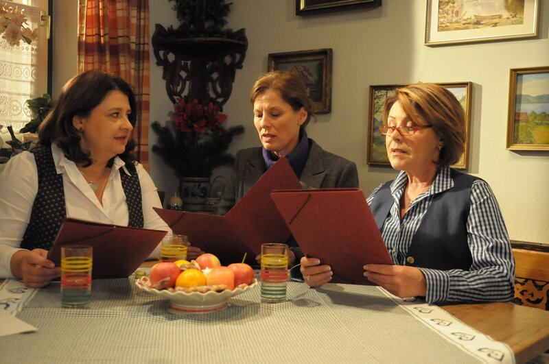 Moni, Annalena und Rosi trällern bei ihrer Probe um die Wette. Von links: Monika Vogl (Christine Reimer), Annalena (Heidrun Gärtner) und Rosi Brunner (Brigitte Walbrun). – Bild: BR/​Jo Bischoff