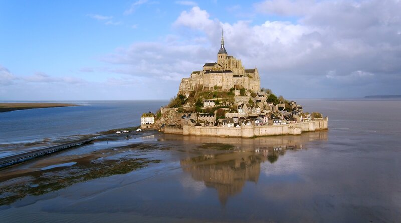 Das berühmteste Bauwerk der Normandie ist der sagenumwobenen Klosterberg Mont St. Michel. – Bild: phoenix/​ZDF/​Eric Bacos