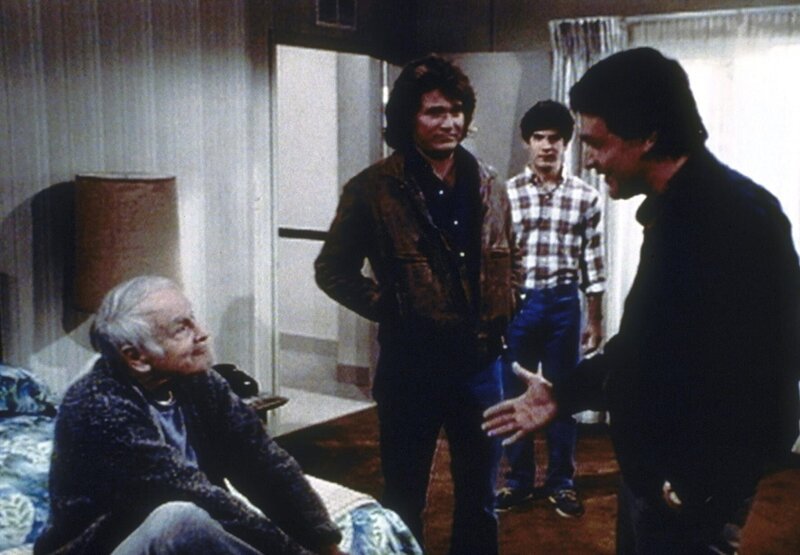 Jim (Michael Durrell, r.) besucht mit Jonathan (Michael Landon, 2.v.l.) und Matt (Matthew Laborteaux, 2.v.r.) seinen Vater Harry (Lew Ayres) im Altersheim. – Bild: Worldvision Enterprises, Inc.