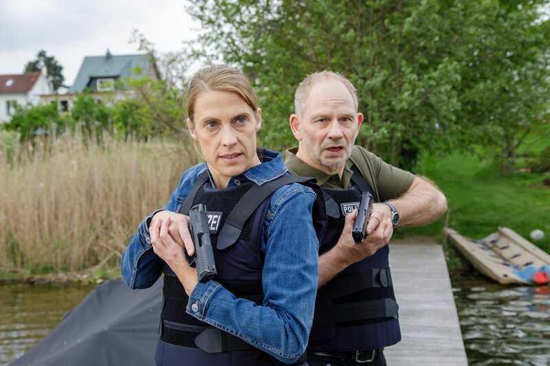 Tamara Meurer (Anja Pahl) und Bernhard Henschel (Michael Lott) schleichen sich mit gezückten Waffen an die Yacht. Können sie ihre Kollegin Pauline rechtzeitig retten? – Bild: Laura Hegewald /​ ZDF