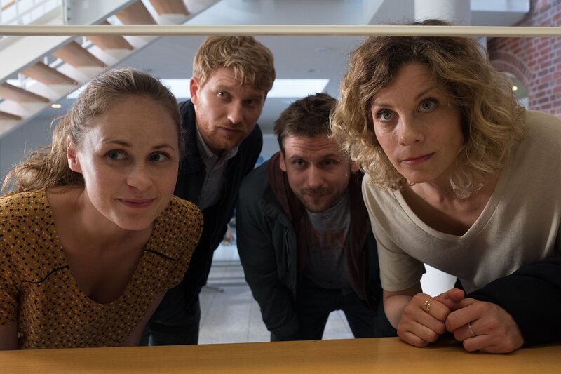 Wir nennen uns Bonusfamilie – von links: Lisa (Inez Bjørg David), Patrick (Lucas Prisor), Martin (Steve Windolf) und Katja (Anna Schäfer). – Bild: BR/​good friends Filmproduktion/​MDR/​SWR/​Oliver Vaccaro