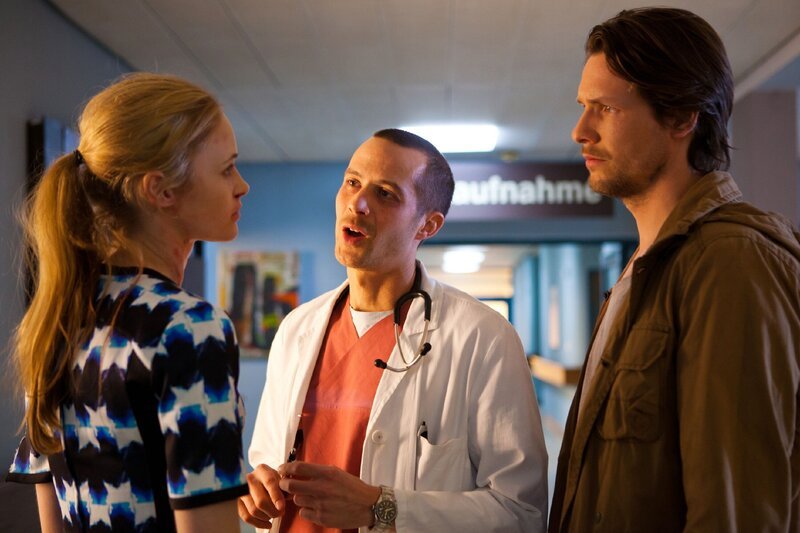 Im Krankehaus sind Baran (Barnaby Metschurat) und Falk (Bert Tischendorf, r.) um Fritzi (Inez Bjorg David) besorgt. – Bild: MG RTL D /​ Conny Klein