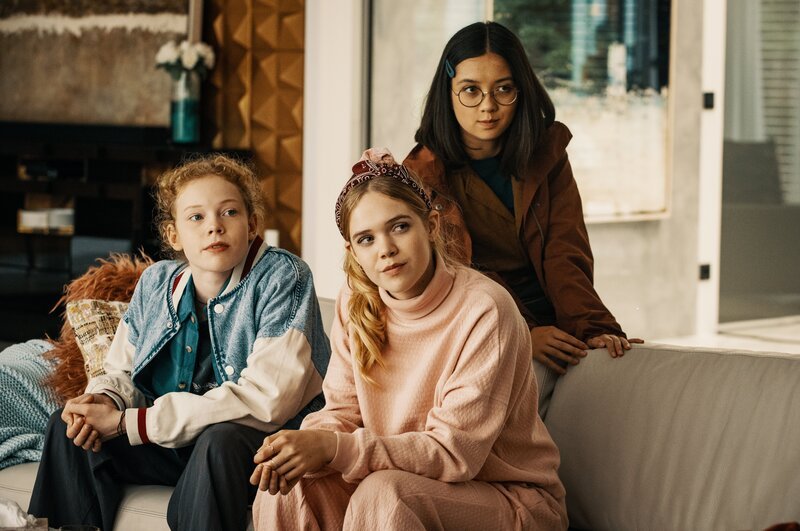 Franzi (Bella Bading), Marie (Lilith Johna) und Kim (Purnima Grätz) sind froh über den gelösten Fall. – Bild: KiKA/​Die Drei !!! /​ Disney Enterprises, Inc.