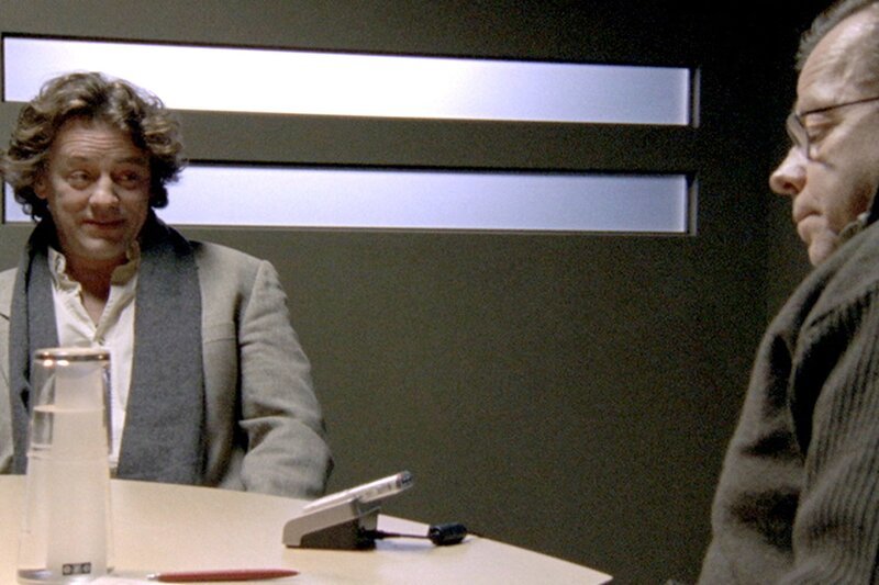 Kommissar Wallander (Krister Henriksson, rechts) verhört den Psychiater Dr. Sandell (Toni Rhodin). – Bild: ARD Degeto/​Lars Høgsted