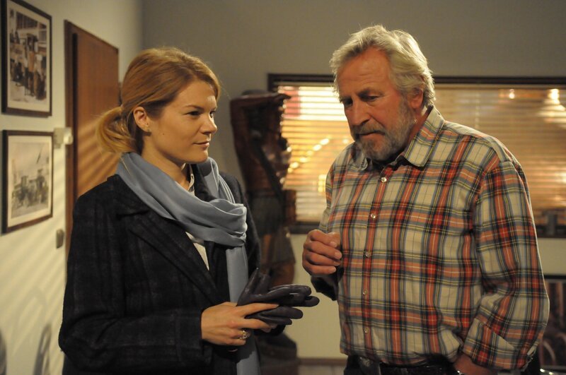 Martin freut sich sehr, dass er seine Jana bald wiedersieht. Von links: Uschi Guggenmoser (Silke Popp) und Martin Kirchleitner (Hermann Giefer). – Bild: BR/​Jo Bischoff