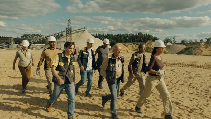 Michael (Markus Hering) und seine Kollegen (Komparsen) auf dem Weg zur Sprengung des Baggers. – Bild: ZDF und Sabine Panossian Michael (Markus Hering) und seine Kollegen (Komparsen) auf dem Weg zur Sprengung des Baggers. – Bild: ZDF und Sabine Panossian