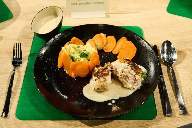 Leibgericht: Putenroulade mit Weißweinsauce, Kartoffelstampf und glasierten Möhren von Ramona Eichhorn – Bild: ZDF und Gunnar Nicolaus
