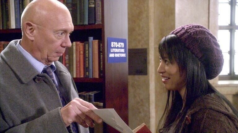Wer hat im internen Netzwerk einer Universität scheinbar live eine junge Frau vor laufender Kamera vergewaltigt? Captain Donald Cragen (Dann Florek) befragt die Studentin Arianna (Marie-France Arcilla). – Bild: TVNOW