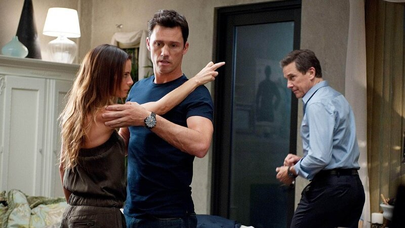 Larry Sizemore (Tim Matheson, r.) hat Michaels (Jeffrey Donovan) Namen für seine eigenen schmutzigen Geschäfte benutzt und sich so Geld von den Kolumbianern erschlichen. Doch die daraus resultierenden Folgen hat er nicht hinreichend bedacht – Fiona (Gabrielle Anwar) weiß, dass es für ihren Partner gefährlich wird! – Bild: RTL /​ USA Network