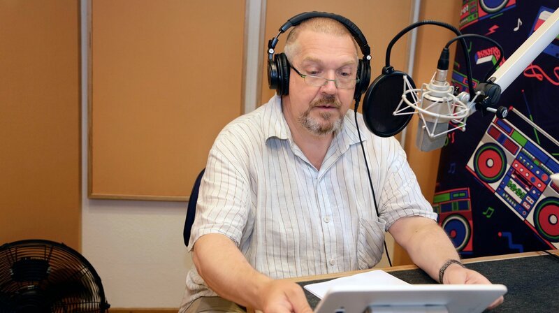 Erzählt wird der Film von Tatort-Kommissar Dietmar Bär, der 1982 seine Ausbildung am Schauspiel Dortmund startete und im gleichen Jahr im Schulfernsehen des WDR mit „Endlich 18“ seine Fernseh-Karriere begann. – Bild: WDR/​Dirk Borm