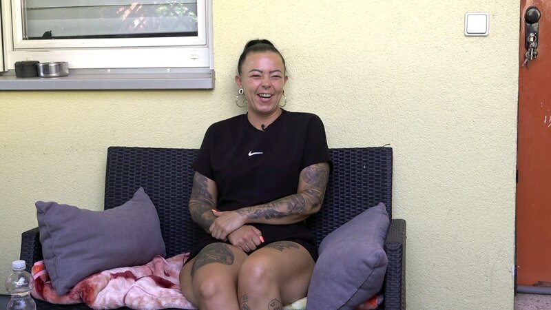 Taddel hat ein neues Tattoo; Gelegenheit, über Motive ihres Körperschmucks zu erzählen. – Bild: RTLZWEI