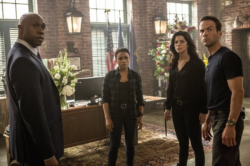 Da sich Percy (Shalita Grant, 2.v.l.), Gregorio (Vanessa Ferlito, 2.v.l.) und LaSalle (Lucas Black, r.) auf niemanden mehr verlassen können, bitten sie Vizedirektor Isler (Derek Webster, l.) um Hilfe … – Bild: 2017 CBS Broadcasting, Inc. All Rights Reserved Lizenzbild frei