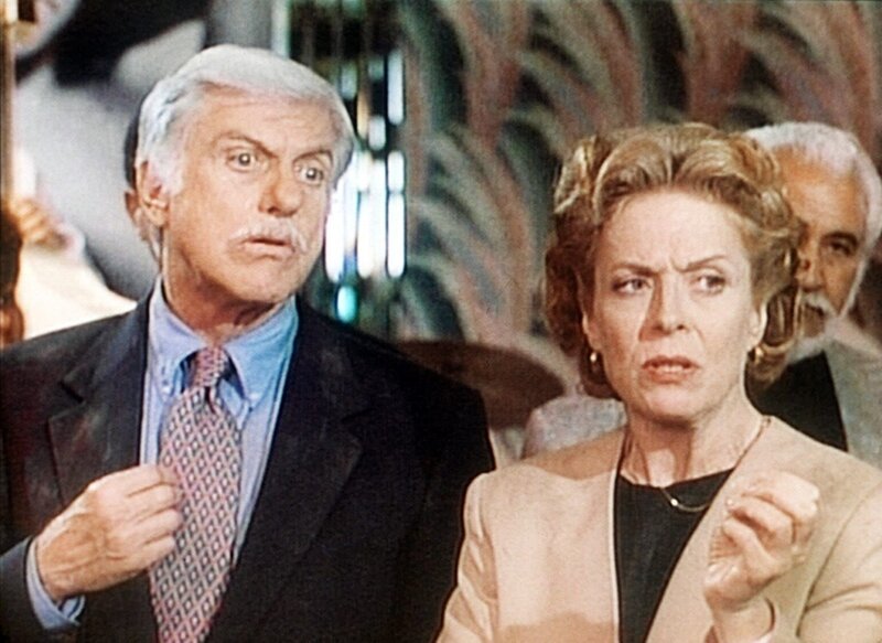 Dr. Sloan (Dick Van Dyke, l.) wird von der Steuerprüferin Gretchen (Holland Taylor, r.) in die Mangel genommen. – Bild: Sat.1 Gold