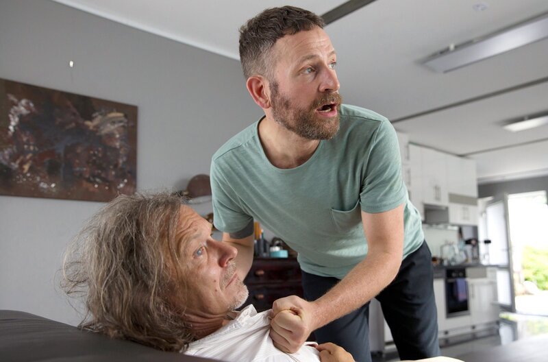 Während Tim Wollenschläger (Jan Kress, r.) mit Henry Weber (Ottokar Lehrner, l.) abrechnen will, werden sie von der WaPo überrascht. – Bild: ARD/​Daniela Incoronato