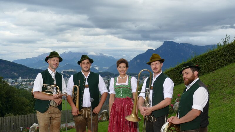 Elisabeth Rehm und die Mooswiesner Tanzlmusi im Biergarten. – Bild: Amelie Völker /​ BR