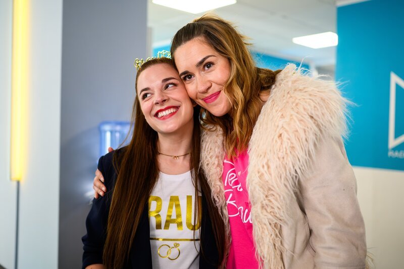 Von links: Sofia Abbas (Kiara Brunken) und Elisabeth „Betty“ Hertz (Henrike Hahn) – Bild: ZDF und Julia Feldhagen