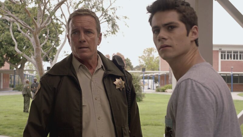 Sheriff Stilinski (Linden Ashby) und Stiles (Dylan O’Brien) suchen nach William Barrow. – Bild: RTL II