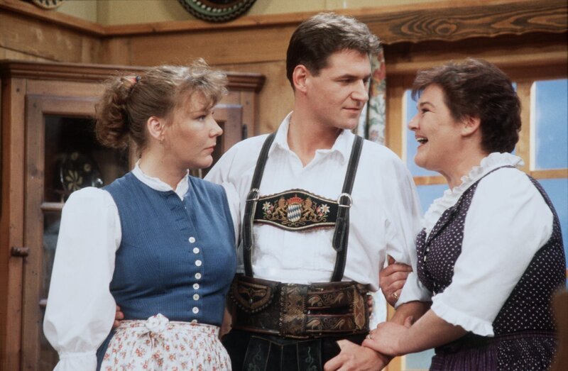 Second and third from the left: Hans Reinhofer, Trachtler (Winfried Frey),  Vroni (Barbara Kutzer) – Bild: Heimatkanal (DE)